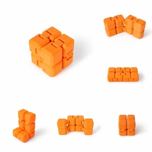 Pode incluir: Um cubo fidget laranja em múltiplas configurações. O cubo é feito de pequenos blocos conectados que podem ser manipulados em várias formas. A imagem mostra o cubo em sua forma cúbica original, bem como várias outras formas.