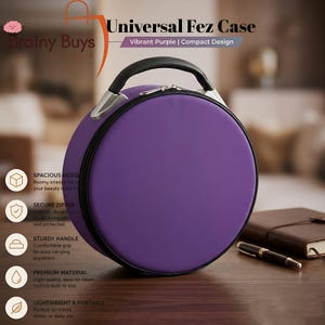 Op de afbeelding: Een ronde, levendig paarse universele fez-koffer met een zwart handvat met zilverkleurige hardware en een veilige ritssluiting. De tekst Universal Fez Case, Vibrant Purple en Compact Design is bovenaan de afbeelding zichtbaar.