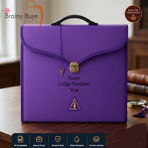 Puede incluir: Un maletín de documentos morado con asa negra y cierre dorado. El texto "Name, Lodge Number, Year" está impreso en la parte delantera, junto con un símbolo de triángulo dorado. El maletín está etiquetado como "Built for Freemasons."
