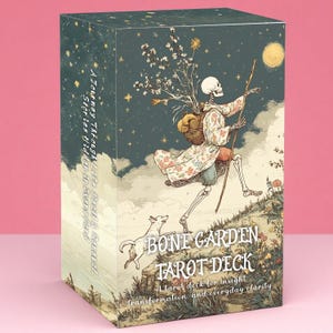 Peut inclure: Boîte de jeu de tarot avec une illustration fantaisiste. L'œuvre représente un squelette marchant en montée avec un chien, sous un ciel étoilé et une pleine lune. La boîte indique "Bone Garden Tarot Deck".