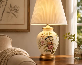 Lámpara de mesa estilo chinoiserie · Lámpara de mesa de cerámica · Decoración Grandmillennial · Diseño floral con pájaros · Pantalla plisada