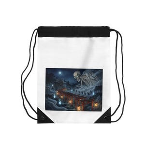 Puede incluir: Mochila con cordón blanca con una ilustración detallada de una figura esquelética que emerge de las nubes sobre un camino de puertas torii rojas. La escena está ambientada de noche con luna llena y linternas brillantes.