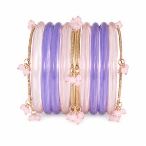 Rosa lila geléarmband med guldkedja och rosa pärlor | Stapelbara armband