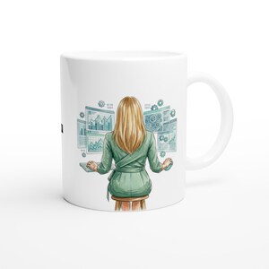 Op de afbeelding: Witte keramische mok met een illustratie van een vrouw met blond haar, gekleed in een groene jurk, die achter een computer zit. Het ontwerp toont data-analyseschermen en tandwielen, geschikt voor tech of business. De mok heeft een oor.