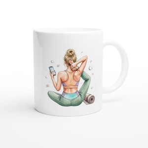 Può includere: Tazza in ceramica bianca con un'illustrazione ad acquerello di una donna in abbigliamento yoga, che tiene in mano un telefono. La donna è in una posa yoga con un tappetino arrotolato accanto a lei. L'illustrazione ha colori tenui e un tema rilassato.
