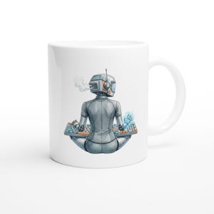 Op de afbeelding: Witte keramische mok met een aquarel illustratie van een robot die met een toetsenbord zit. De robot is grijs met een zilveren helm en wordt van achteren afgebeeld. Er komt stoom uit het hoofd van de robot. De mok heeft een wit handvat.