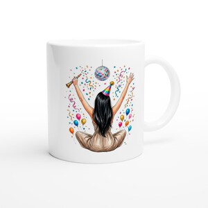 Peut inclure: Mug en céramique blanche avec une illustration à l'aquarelle d'une personne célébrant les bras levés, portant un chapeau de fête et entourée de confettis, de ballons et d'une boule disco. La personne tient une trompette de fête.