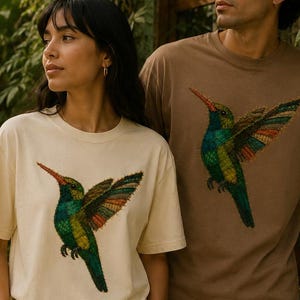 T-shirt med konstgjord kolibri, premium streetwear-t-shirt, naturinspirerat hantverksmässigt urbant mode, fauna urbana