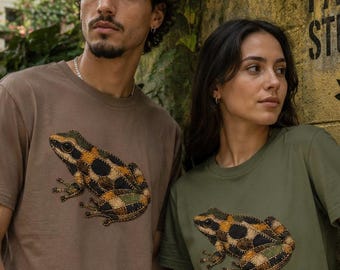 Frog Patchwork T-Shirt, Minimal Nature Streetwear Tee, Faux Patchwork Frog Shirt, Urban Wildlife Graphic Tee, Fauna Urbana