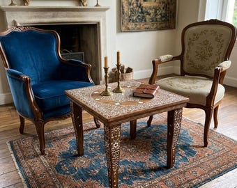 Mesa lateral artesanal com entalhes embutidos - Mesa de apoio quadrada em madeira com design de mandala floral