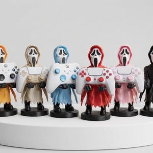 Può includere: Sei figure in piedi che indossano vesti con cappuccio in giallo, beige, azzurro, rosso, rosa e nero, ognuna con una maschera bianca spettrale con aperture nere per occhi e bocca. Ogni figura tiene in mano un controller per videogiochi bianco.