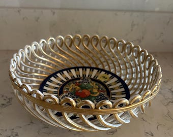 Bol de porcelana Art Nouveau de Max Roeslar con celosía abierta e inserción floral.