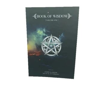 Puede incluir: Un libro rectangular titulado Book of Wisdom Volume One con una cubierta oscura que presenta un pentagrama plateado y un s&iacute;mbolo de ojo. El fondo muestra una nebulosa colorida con tonos verdes, amarillos y rojos. Autor: Harry B. Joseph.