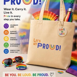 Op de afbeelding: Een beige canvas draagtas met de tekst LET'S GET PROUD! en een regenboogkleurige letter O. De tas bevat een ronde hanger met de tekst LOVE IS LOVE, een regenboogkleurige waterfles, een hartvormige zonnebril en een polsbandje met de tekst BE PROUD.