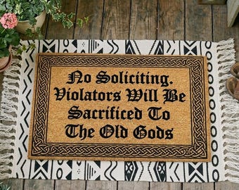 Felpudo "No se admiten vendedores ambulantes", decoración gótica pagana para el hogar, alfombra de entrada "Sacrificio a los dioses antiguos".