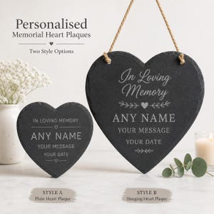Peut inclure: Deux plaques commémoratives noires en forme de cœur. L'une est une plaque suspendue avec une corde en jute, l'autre est une plaque simple. Les deux ont le texte "In Loving Memory", un espace pour un nom, un message et une date.