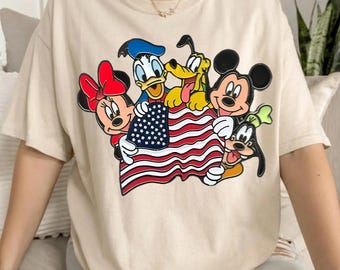 Comfort kleuren Mickey & Friends 4 juli shirt, Disney USA patriottisch T-shirt, Independence Day 2026 familievakantie shirt