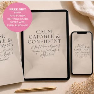 Può includere: Un tablet e uno smartphone mostrano il testo "CALM, CAPABLE & CONFIDENT: A Real Mum's Guide to Preparing for Birth & Motherhood." Sotto c'è una penna d'oro. Un cerchio rosa dice "REGALO GRATUITO CARTE STAMPABILI DI AFFERMAZIONE DELLA NASCITA IN REGALO CON OGNI ACQUISTO!"