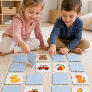 Puede incluir: Un juego de memoria con tarjetas cuadradas que tienen un patrón de estrellas azul claro en el reverso e ilustraciones coloridas en el frente, incluyendo un oso de peluche, un coche rojo, una pelota de playa, un pato amarillo, una manzana, un gato y una jirafa.