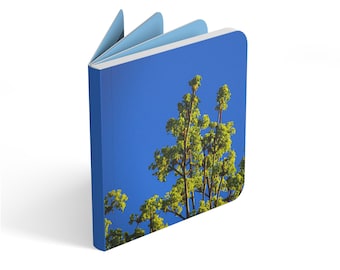 Cuaderno de bocetos con estampado de flores en la copa de un árbol