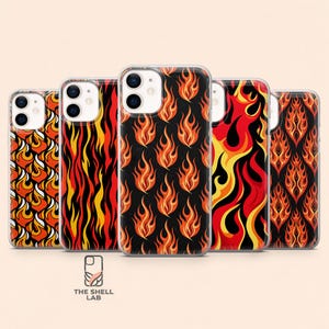 Könnte beinhalten: Fünf transparente Handyhüllen in einer Reihe, jede mit einem eigenen Flammenmuster in Rot-, Orange- und Gelbtönen auf schwarzem Hintergrund. Die Designs variieren von sich wiederholenden kleinen Flammen bis hin zu langgezogenen Motiven.