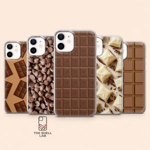 Può includere: Cinque cover per telefono con motivi a tema cioccolato, inclusi disegni di tavolette di cioccolato al latte, gocce di cioccolato marrone e pezzi di cioccolato bianco. Il logo The Shell Lab è visibile in basso al centro dell'immagine.