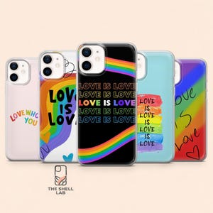 Puede incluir: Una colección de fundas para teléfonos con diseños coloridos y las frases "Love is Love" y "Love Who You". Las fundas presentan rayas de arcoíris y motivos de corazón, promoviendo el orgullo LGBTQ+.