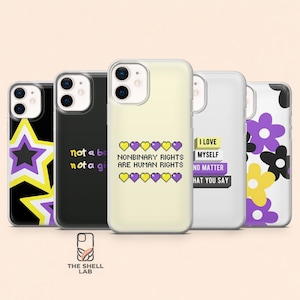 Puede incluir: Una colección de fundas para teléfonos con varios diseños y texto. Una funda presenta una estrella con los colores no binarios, otra dice "not a boy, not a girl", y una tercera "Nonbinary Rights are Human Rights". Otras fundas tienen diseños florales y de texto.