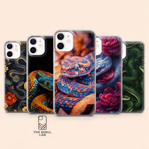 Könnte beinhalten: Fünf transparente Smartphone-Hüllen mit verschiedenen Schlangen- und Blumenmustern. Die Designs umfassen einen schwarzen Hintergrund mit gelben Schlangen und orangefarbenen Blumen, eine blau-orange Schlange, eine bunte Schlange, eine blaue Schlange mit rosa Blumen und eine grüne Schlange.