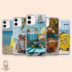 Könnte beinhalten: Eine Sammlung von Handyhüllen mit Strandmotiven. Jede Hülle zeigt ein anderes Bild, darunter ein Koffer, ein Strohhut, eine Kamera und ein Cocktail. Die Hüllen sind transparent und zeigen das Telefondesign.