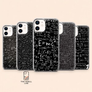 Op de afbeelding: Een verzameling van vijf telefoonhoesjes met verschillende zwart-witte ontwerpen. De hoesjes tonen wiskundige vergelijkingen, wetenschappelijke formules en andere academische symbolen. Het Shell Lab-logo staat onderaan.