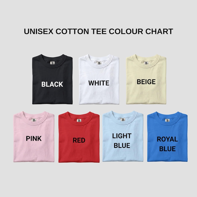 Op de afbeelding: Een kleurenkaart van unisex katoenen T-shirts. De shirts worden getoond in verschillende kleuren, waaronder zwart, wit, beige, roze, rood, lichtblauw en koningsblauw. Elk shirt heeft de kleurnaam erop gedrukt.