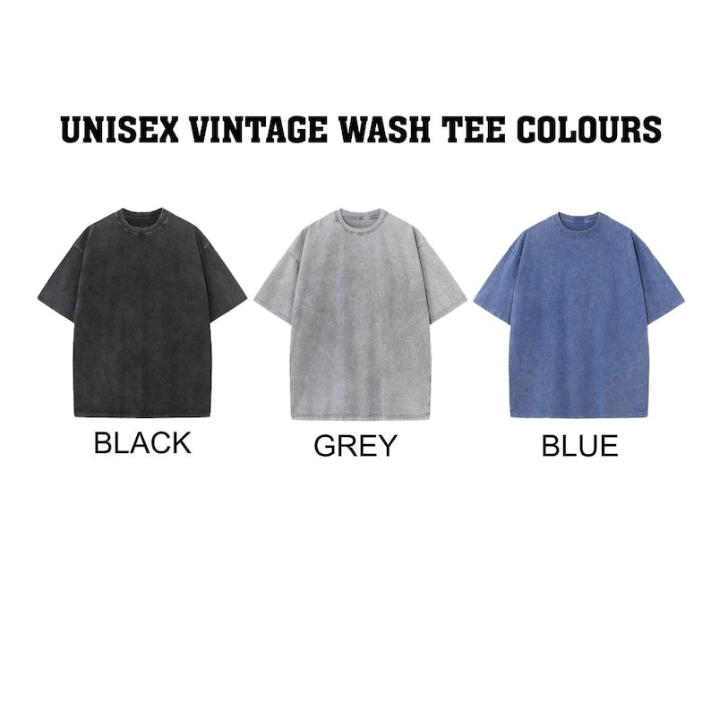 Op de afbeelding: Drie unisex vintage wash t-shirts in zwart, grijs en blauw. De shirts hebben korte mouwen en een licht vervaagde uitstraling. De woorden "BLACK", "GREY" en "BLUE" staan onder elk shirt.