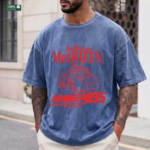 Pu&ograve; includere: T-shirt blu sbiadito a maniche corte. Sul davanti, la scritta rossa "Lightning McQueen", un disegno del personaggio e il numero 95. Realizzata in 100% cotone, con effetto lavato.