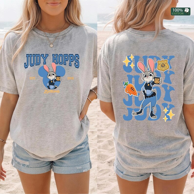 Pu&ograve; includere: Una t-shirt grigia a maniche corte con Judy Hopps di Zootropolis. Il davanti mostra la scritta Judy Hopps con una piccola grafica del personaggio. Il retro presenta una grande grafica di Judy Hopps, una carota, un distintivo e testo blu.