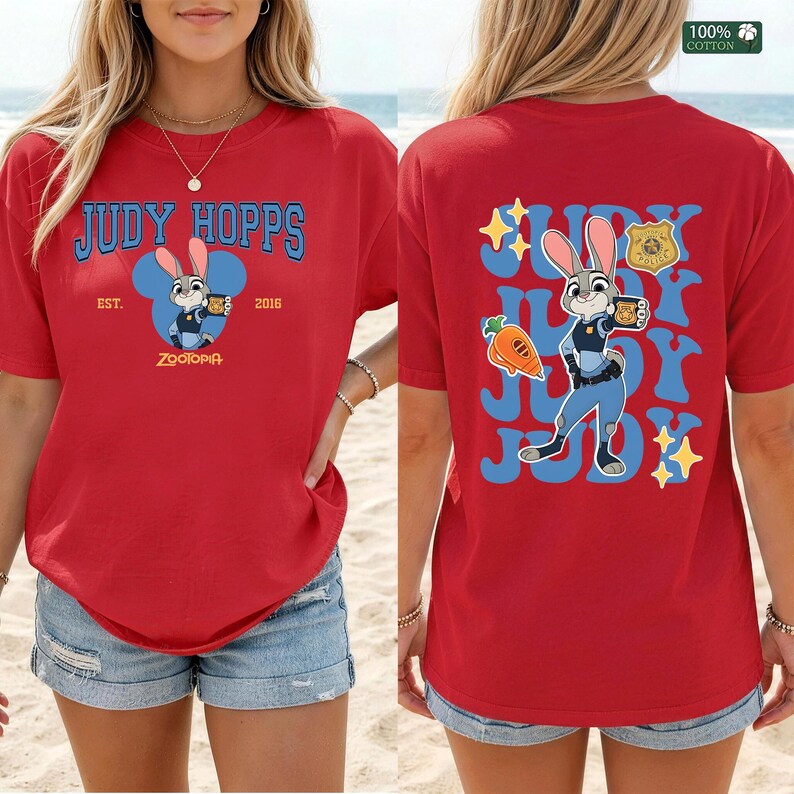 Pu&ograve; includere: Una t-shirt rossa con una grafica di Judy Hopps di Zootropolis. Il davanti mostra il testo Judy Hopps, Est. 2016, e un'icona del personaggio. Il retro mostra una grande illustrazione di Judy Hopps, una carota, un distintivo e il nome Judy.