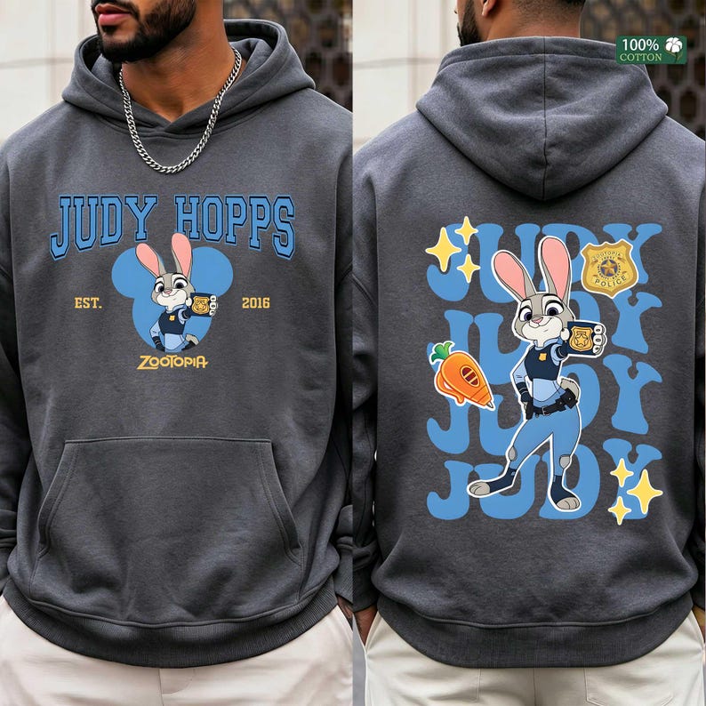 Pu&ograve; includere: Una felpa con cappuccio grigio antracite con una grafica di Judy Hopps di Zootropolis. Il davanti mostra il testo Judy Hopps, Est. 2016 e Zootopia. Il retro presenta una grande illustrazione del personaggio con una carota, un distintivo e stelle.