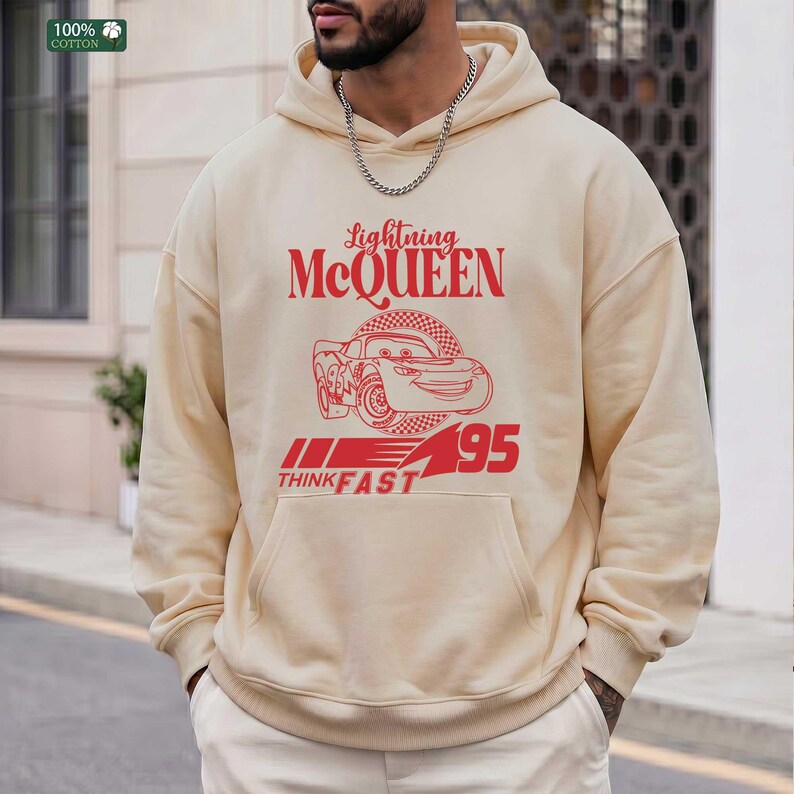Pu&ograve; includere: Felpa con cappuccio color crema con grafica rossa di Saetta McQueen del film Cars. Il testo "Lightning McQueen" &egrave; sopra l'auto e "95 THINK FAST" sotto. La felpa ha una tasca frontale e un cappuccio con coulisse.