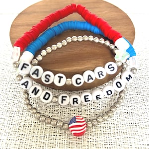 Snabba bilar och frihetsarmbandsstapel | Set med 3 Heishi-pärlarmband med den fjärde juli-motivet | Patriotiska sommarsmycken | Set med rött, vitt, blått armband