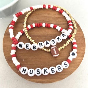 Braccialetti impilabili da football americano dei Nebraska Huskers / Gioielli per il giorno della partita con perline rosse e bianche