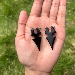 Pendientes de madera tallada a mano con forma de punta de lanza / Joyería tribal con punta de flecha / Accesorios alternativos bohemios para las orejas / Pendientes llamativos de madera oscura