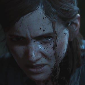 Può includere: Un primo piano mostra una donna con un'espressione determinata, il viso macchiato di sangue. Il testo "THE LAST OF US PART II" è visualizzato in bianco, impilato verticalmente a sinistra. L'atmosfera generale è cupa e intensa.
