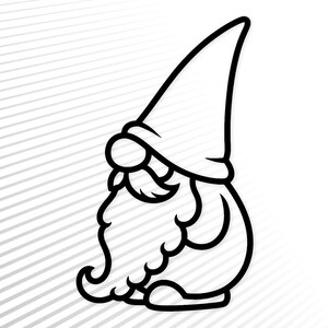 以下が含まれることがあります： 高いとんがり帽子をかぶったノームの白黒線画イラスト。ノームは大きな丸い鼻、長く流れるようなひげ、そして曲線的な体型が特徴です。デザインは斜めの線の背景に対して配置されています。
