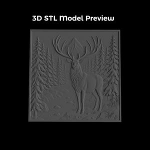 Op de afbeelding: Een vierkant 3D STL-modelvoorbeeld met een reliëfsnijwerk van een hert met een groot gewei, staand in een dennenbos met bergen op de achtergrond. Het ontwerp is weergegeven in een effen donkergrijze kleur tegen een zwarte achtergrond.