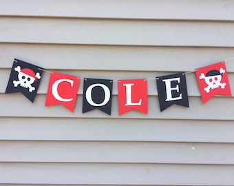 Banner con nombre de pirata, decoraciones de cumpleaños de piratas, banner de cumpleaños de piratas, fiesta pirata, accesorios para sesión de fotos de piratas, banner para aplastar pastel de piratas