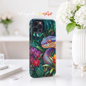 Peut inclure: Une coque de smartphone arborant une illustration détaillée et vibrante d'un serpent aux écailles irisées niché parmi des feuilles tropicales vert luxuriant, des orchidées violettes et rouges, et une plante broméliacée jaune et orange.