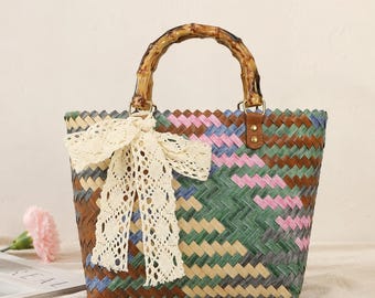 Bolso tote bohemio de paja tejido a mano – Asa de bambú, detalle de lazo de encaje, bolso de verano