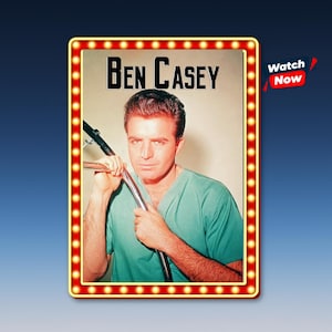 Può includere: Un'immagine promozionale vintage per il programma televisivo "Ben Casey". L'immagine presenta un uomo in camice verde che tiene in mano attrezzature mediche, incorniciato da un bordo in stile tendone con il titolo dello spettacolo. Un pulsante "Guarda ora" è nell'angolo.