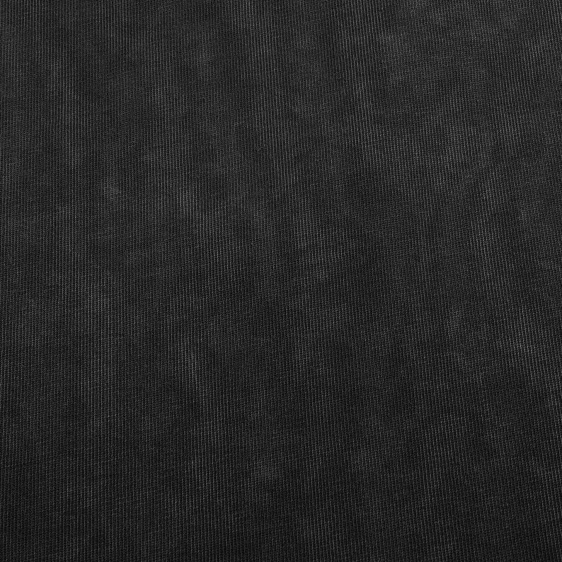 Peut inclure: Un tissu noir uni pr&eacute;sentant une texture finement c&ocirc;tel&eacute;e &agrave; la verticale. Le mat&eacute;riau affiche une palette de couleurs allant du gris anthracite fonc&eacute; au noir, avec des variations subtiles soulignant le tissage lin&eacute;aire et serr&eacute;.