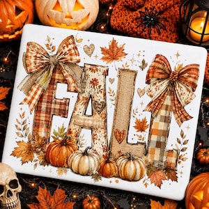 Pode incluir: Uma placa retangular branca com a palavra FALL em letras grandes decoradas com padrões xadrez e florais. Dois grandes laços xadrez estão sobre as letras, rodeados por ilustrações de abóboras cor de laranja e folhas de ácer.